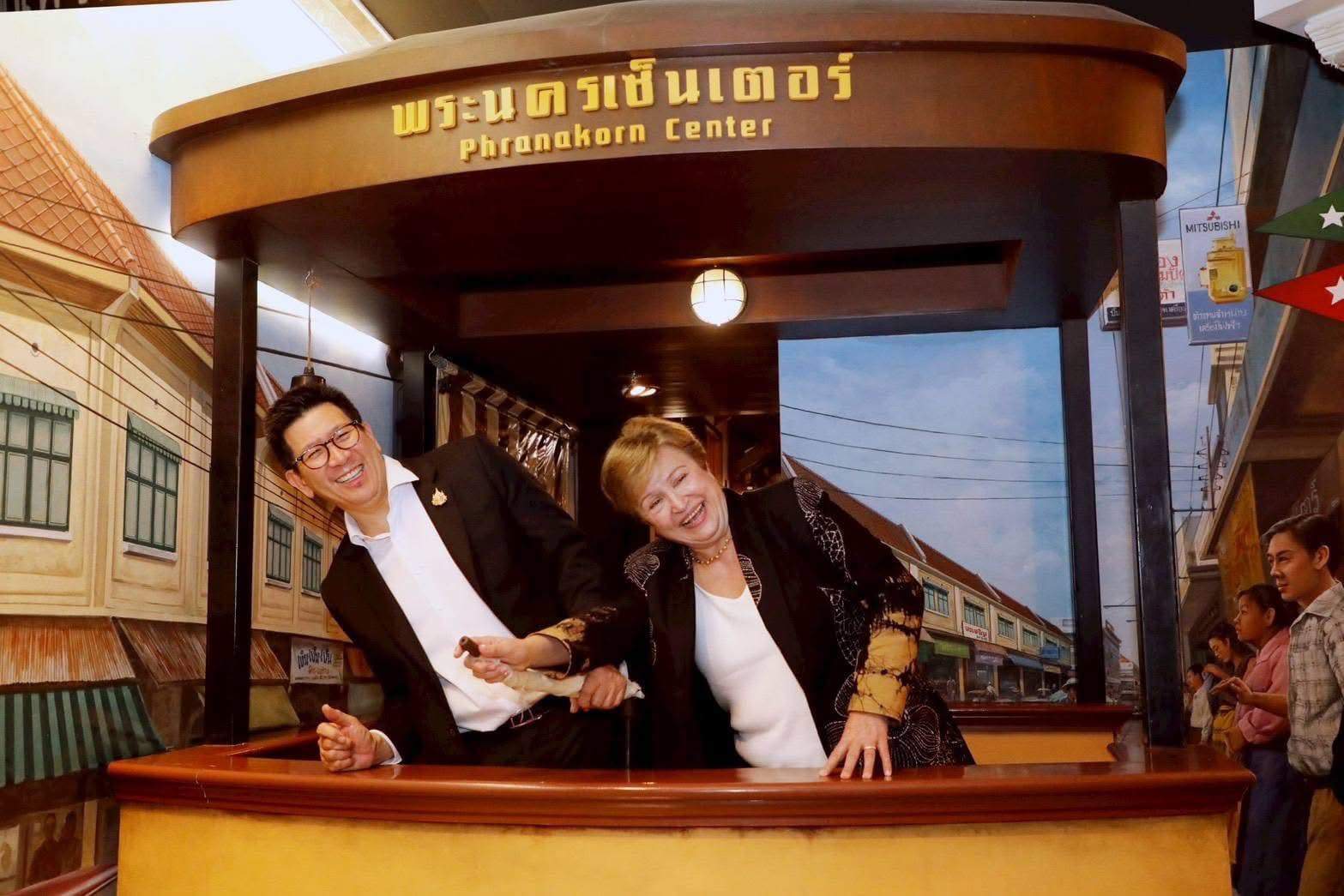 ดร.เอกนิติ นิติทัณฑ์ประภาศ รองนายกรัฐมนตรีและรัฐมนตรีว่าการกระทรวงการคลัง พร้อมคณะผู้บริหาร จากกระทรวงการคลัง นำดร.คริสตาลินา กอร์เกียวา กรรมการจัดการกองทุนการเงินระหว่างประเทศ (IMF) และคณะ เยี่ยมชมพิพิธบางลำพู